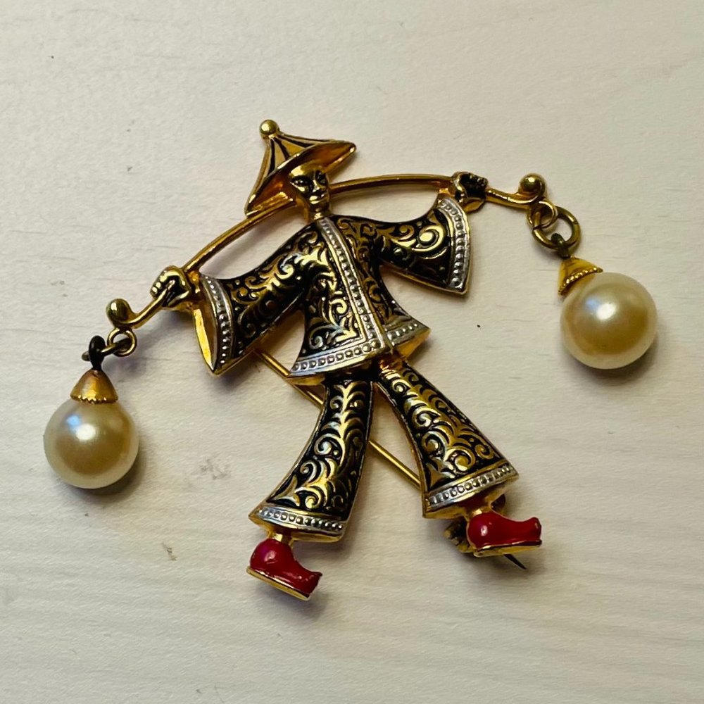 Vintage Damascene patterned brooch